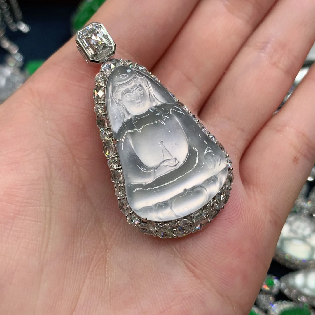 颈饰18K金镶嵌翡翠观音