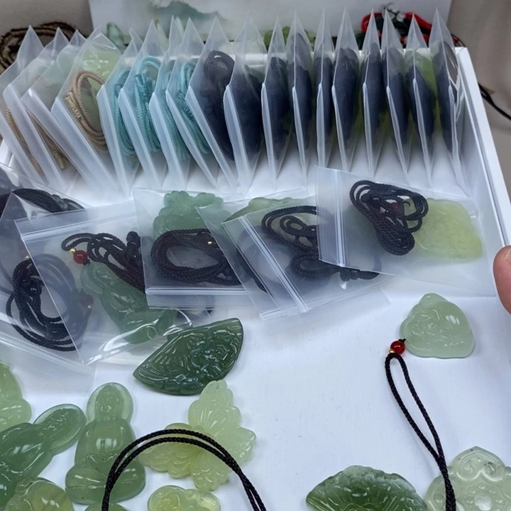 V***³蛇纹石玉未镶嵌颈饰