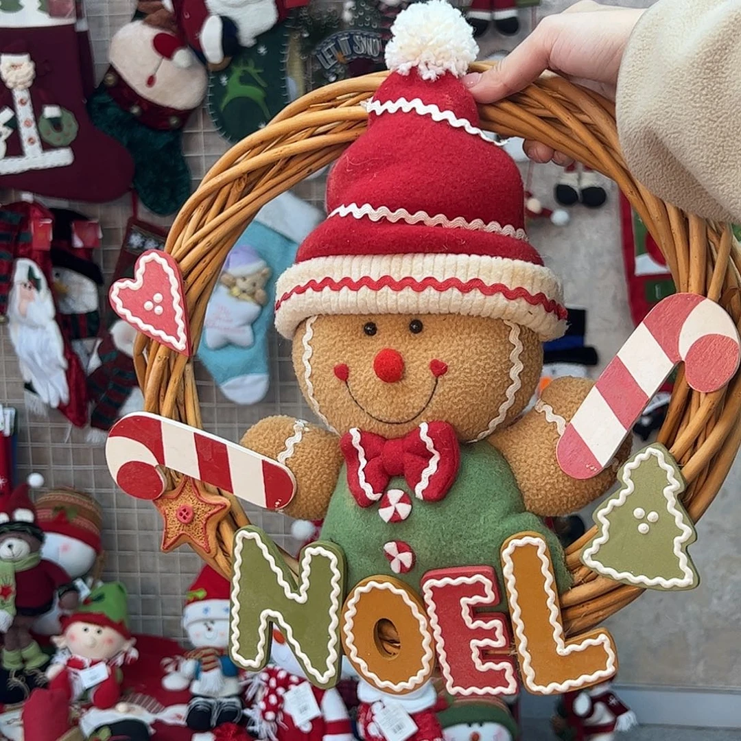 毛绒圣诞姜饼藤圈