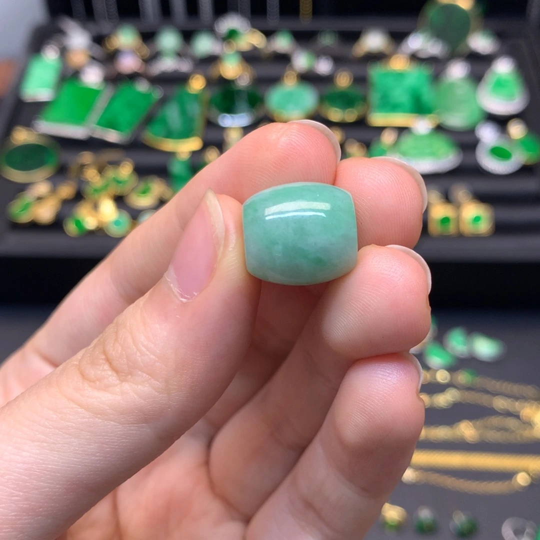 翡翠未镶嵌颈饰有纹裂