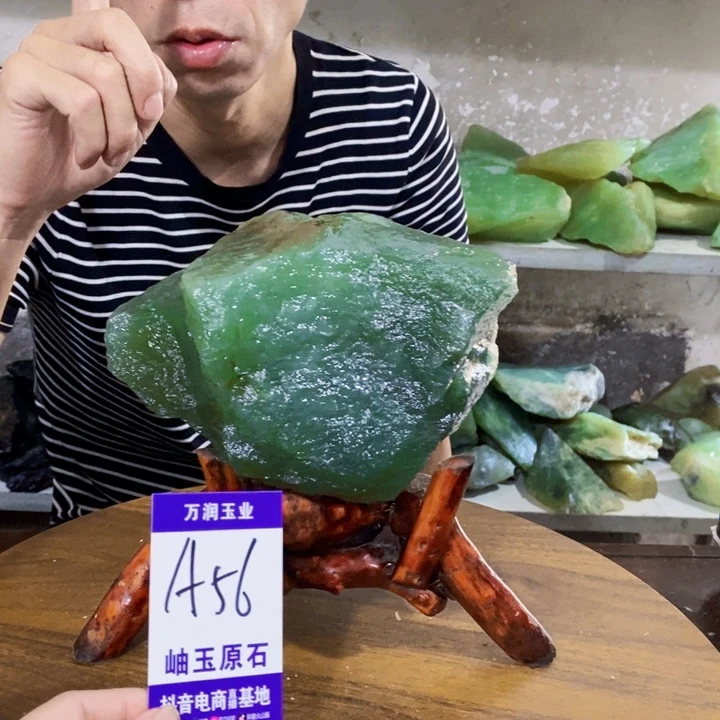 四***季蛇纹石玉未镶嵌原石