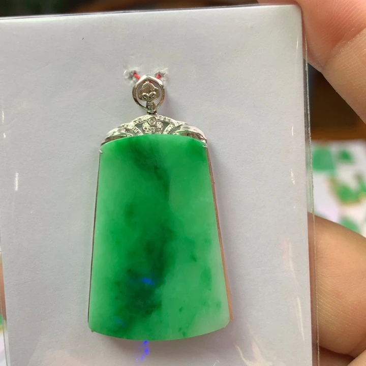 翡翠18K金镶嵌颈饰翡翠吊坠