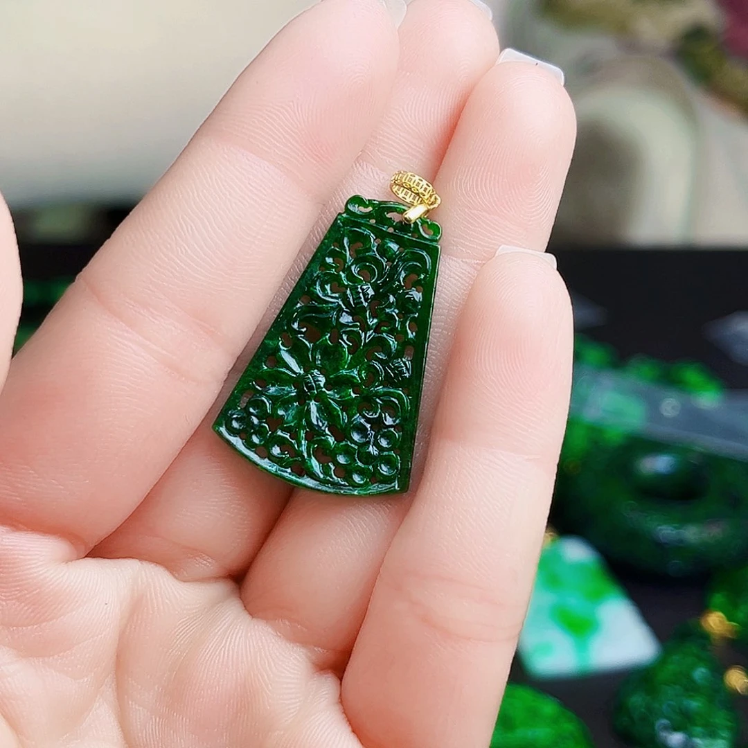 颈饰18K金镶嵌翡翠多样性