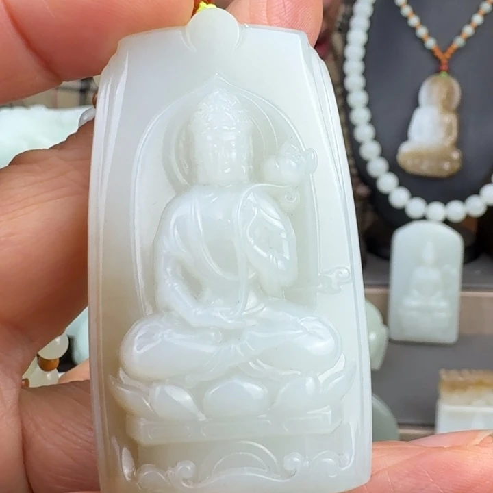志***皇和田玉未镶嵌颈饰