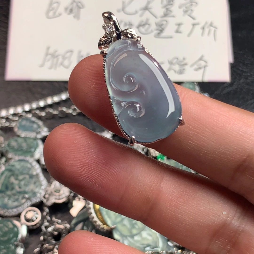 翡翠未镶嵌颈饰石***?如意