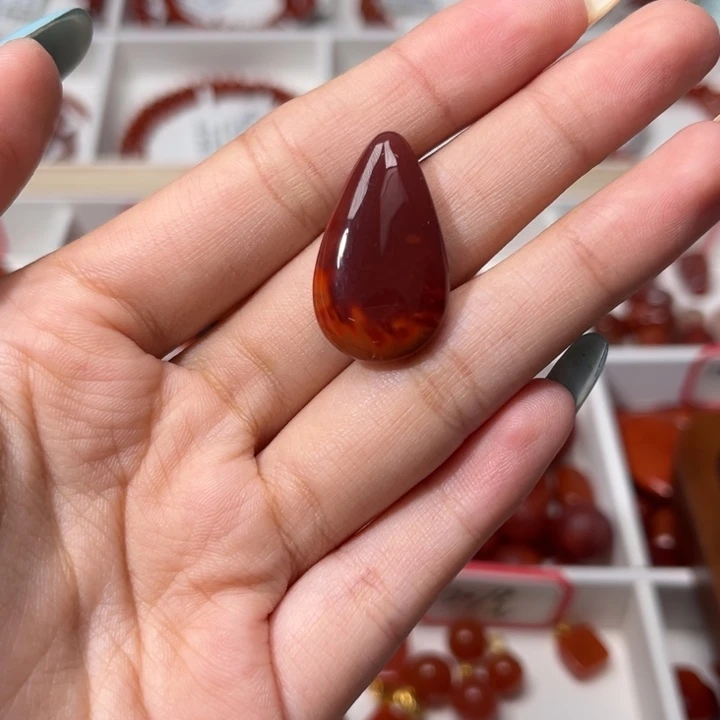 南红玛瑙未镶嵌颈饰牛血红水滴吊坠