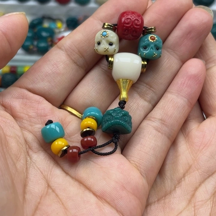琉璃颈饰雪巴琉璃