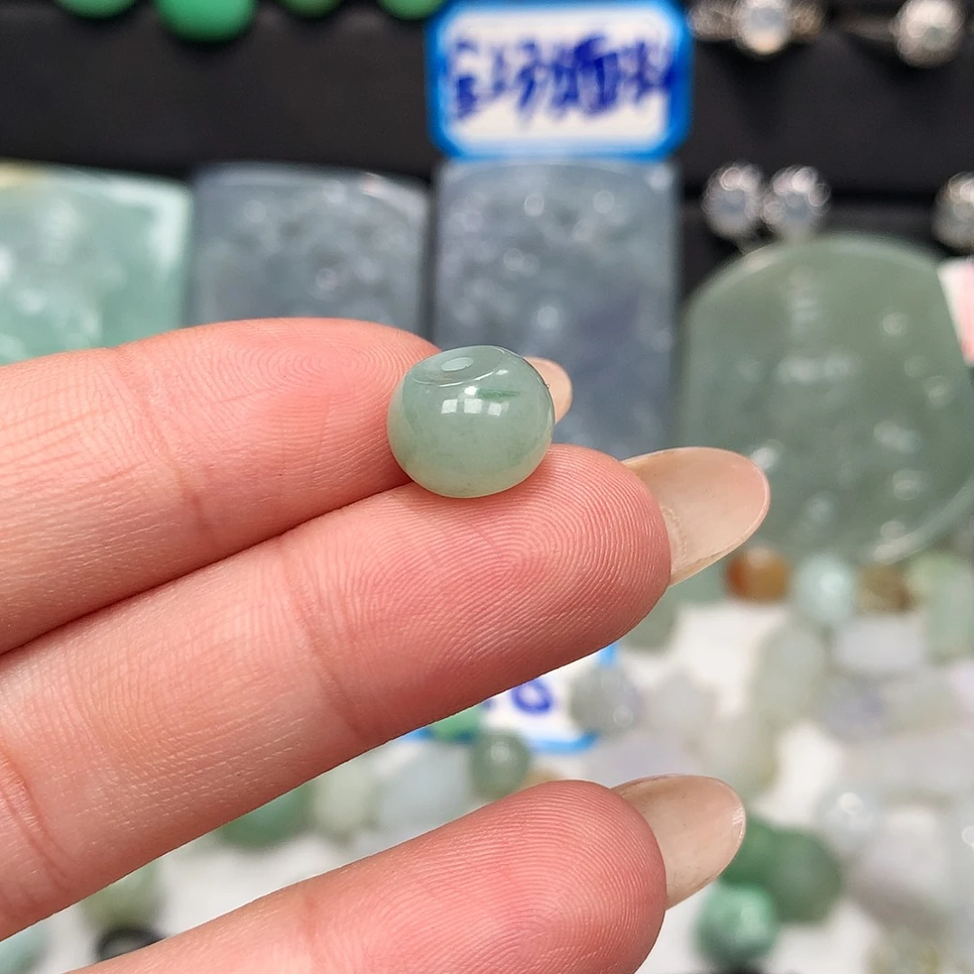 翡翠未镶嵌颈饰单珠
