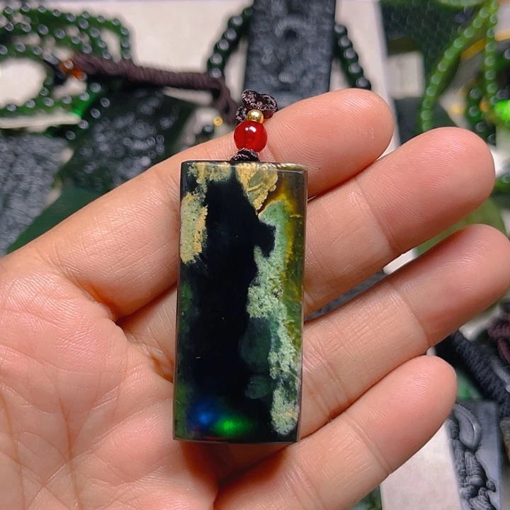 牛***9蛇纹石玉未镶嵌颈饰