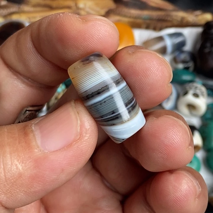 达***瓦颈饰琉璃珠珠。zzzzzzz