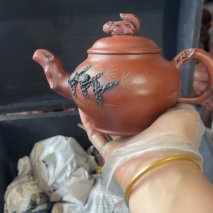 茶壶紫砂原矿泥料手工制作的一把紫砂壶。