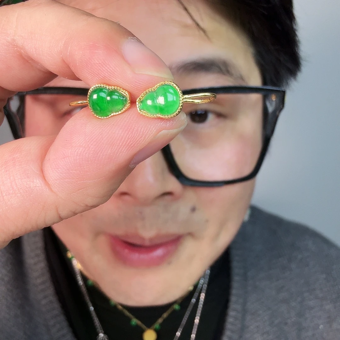 翡翠未镶嵌颈饰一对