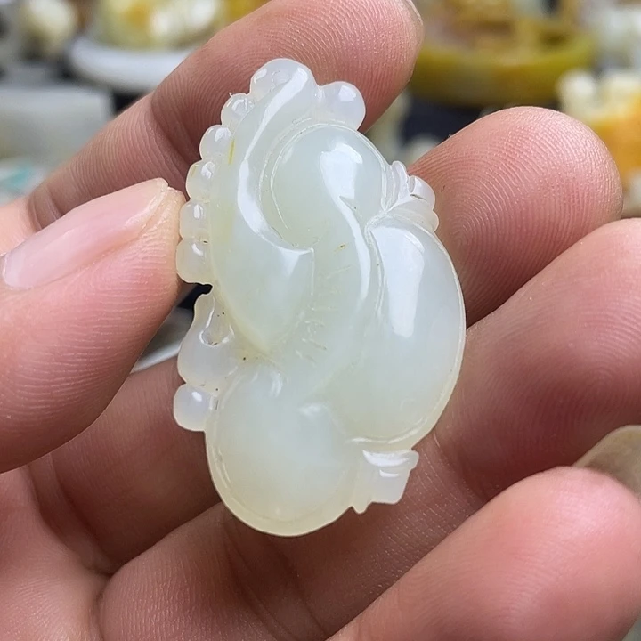 颈饰未镶嵌和田玉（糖玉）