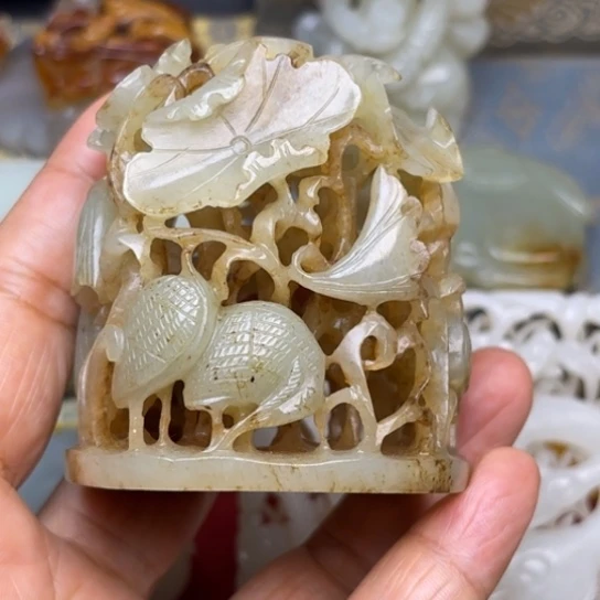摩***品和田玉未镶嵌颈饰