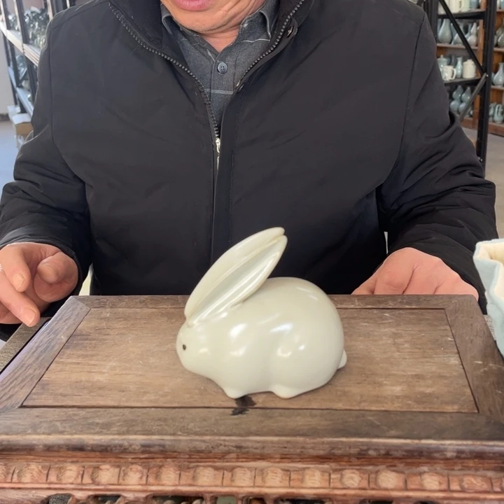 摆件月白釉聪明兔