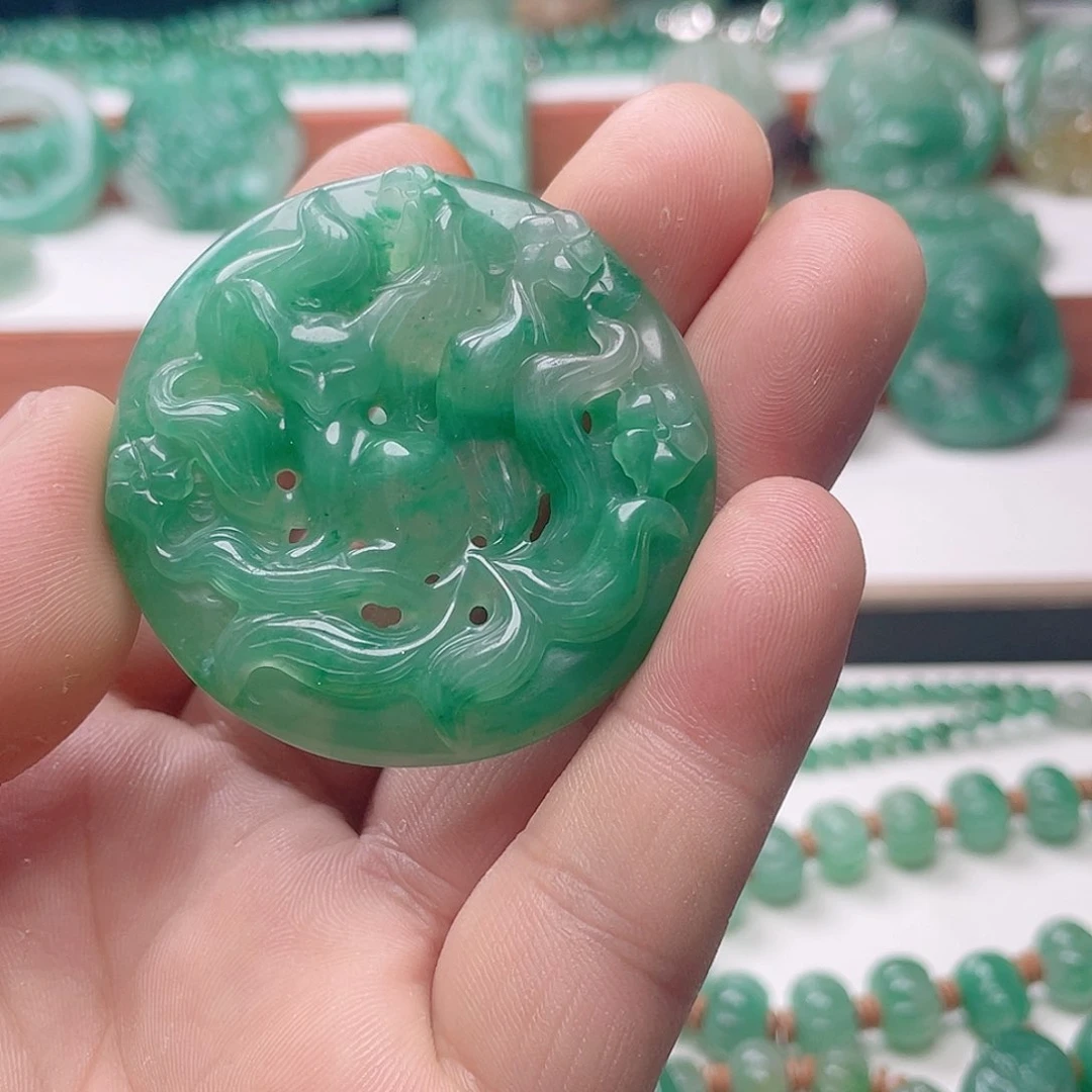 颈饰未镶嵌石英质玉一**血