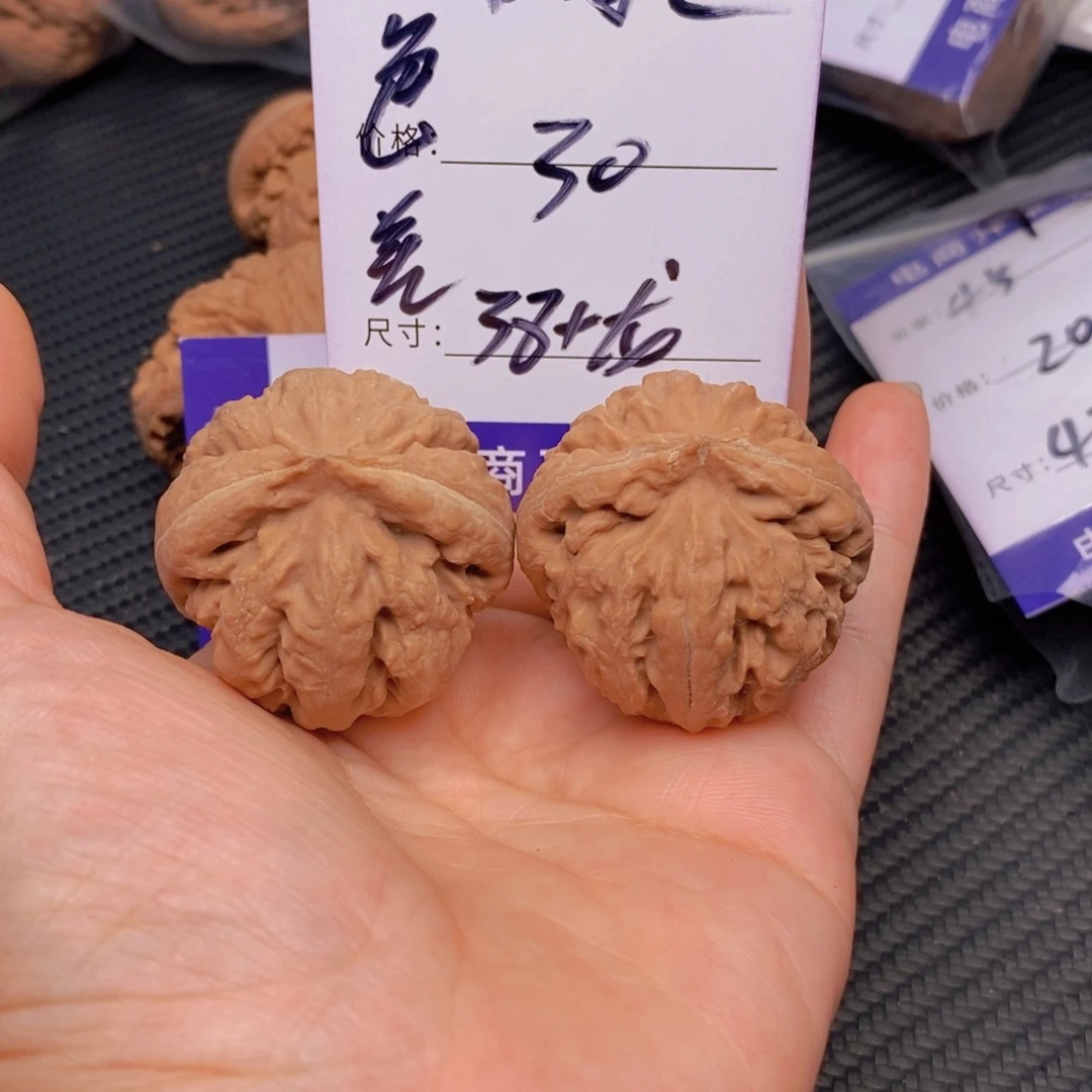 @***里文玩核桃霸王龙核桃