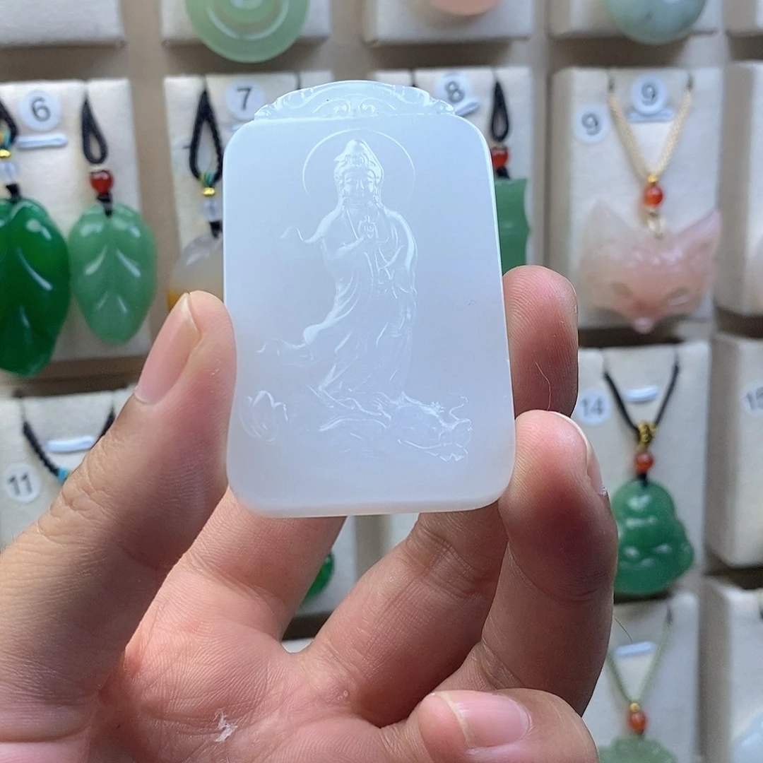 颈饰未镶嵌石英质玉（金丝玉）