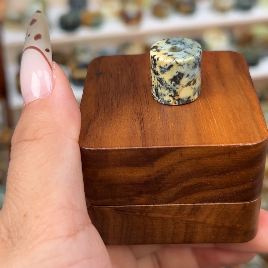 蛇纹石玉未镶嵌颈饰球蓝