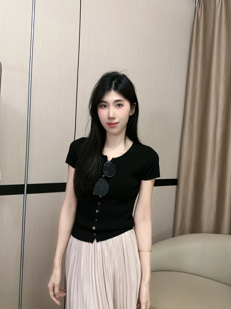 夏季小V领气质设计感针织开衫女2025新款洋气时尚百搭曲珠上衣