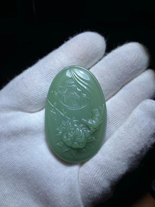 和田玉俄罗斯碧玉粉绿挂件