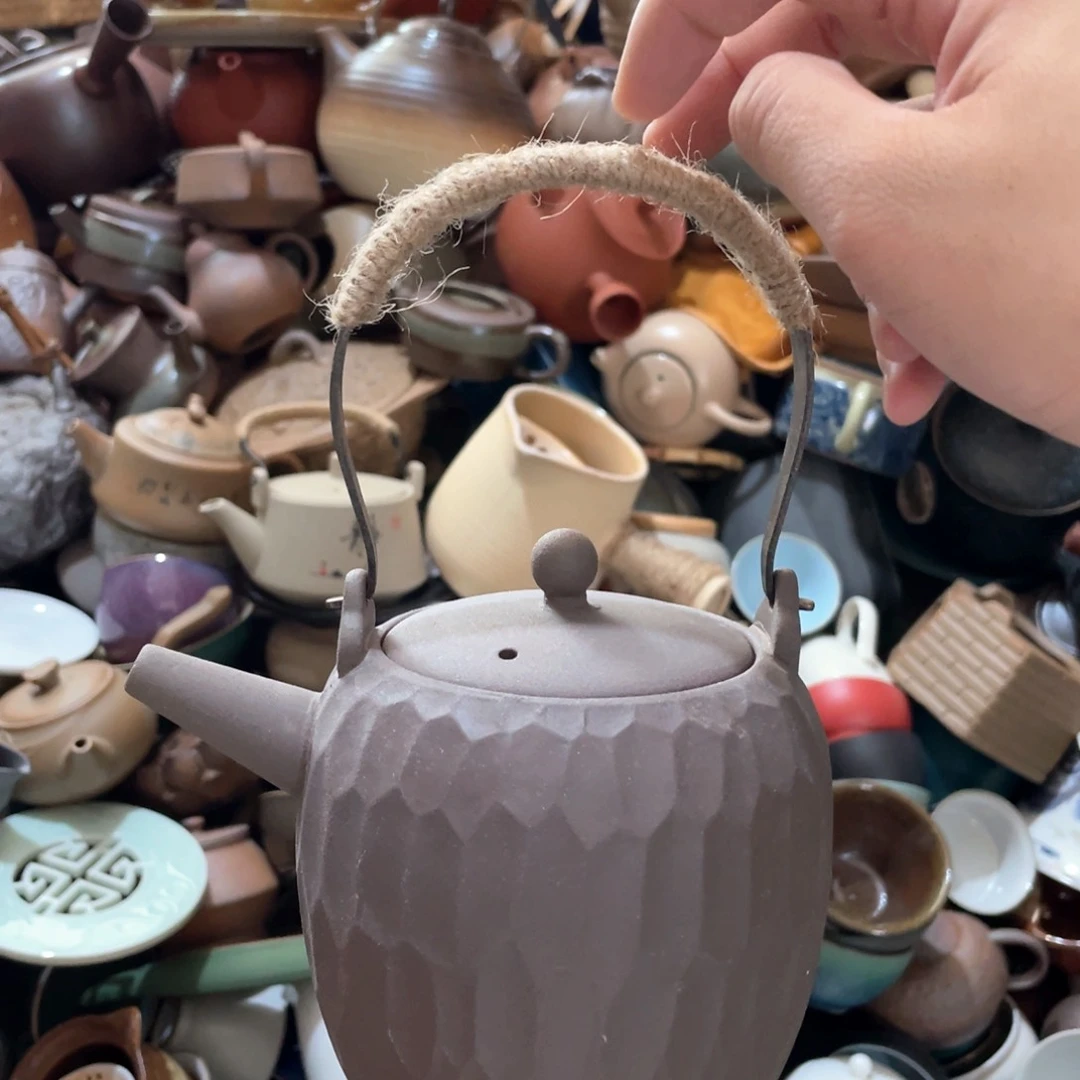 瓷片我不敢看电视我在床底下睡觉