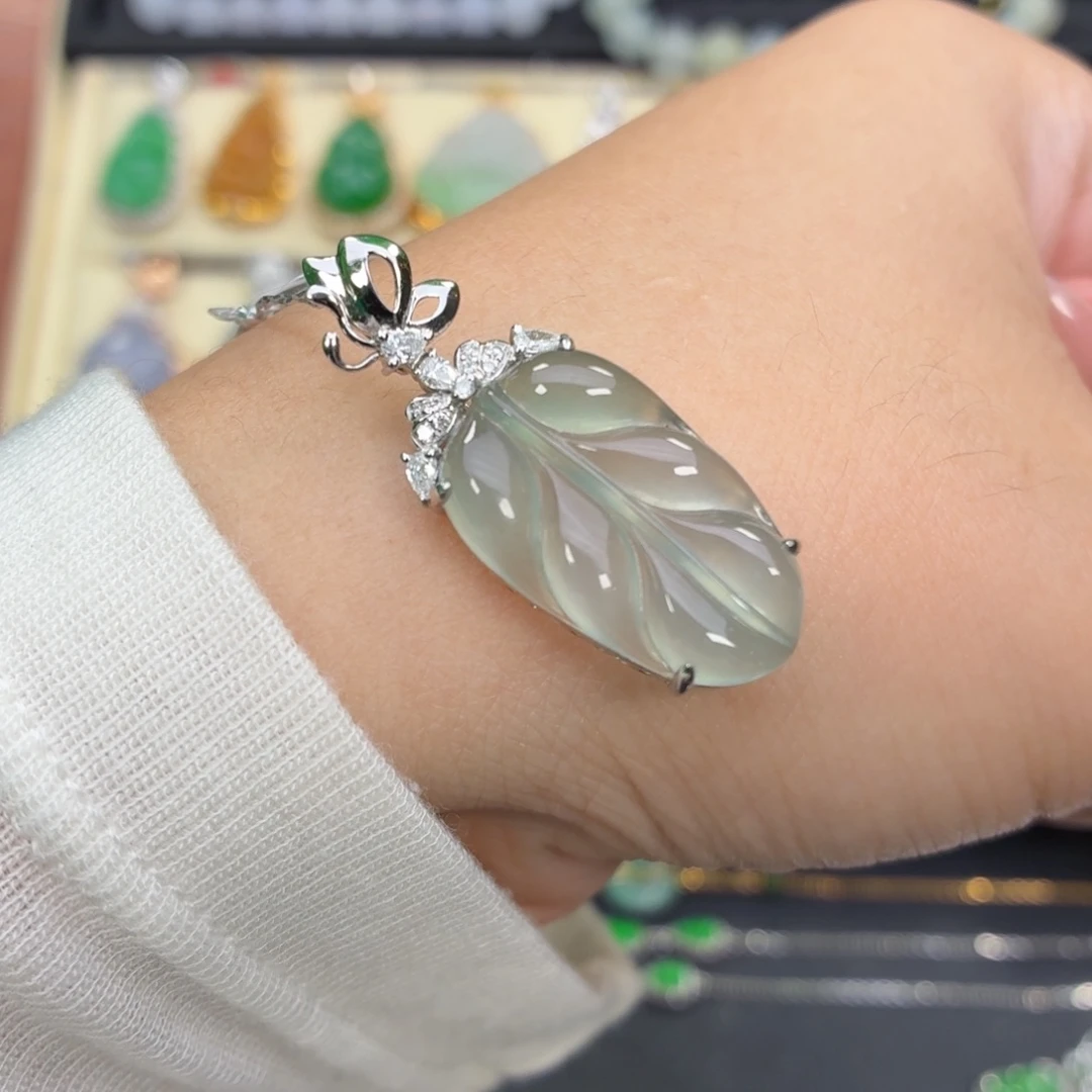 翡翠18K金镶嵌颈饰