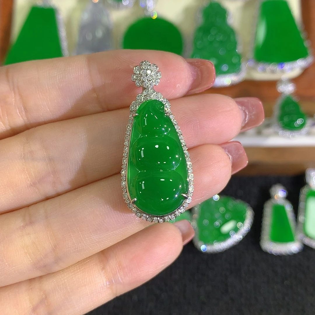 颈饰18K金镶嵌翡翠豆子