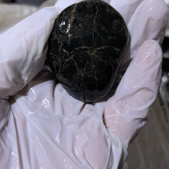 花***言有机玻璃藏玉药王石原石手把件