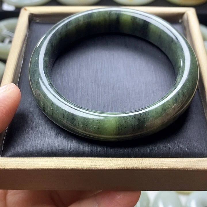 和田玉未镶嵌手镯