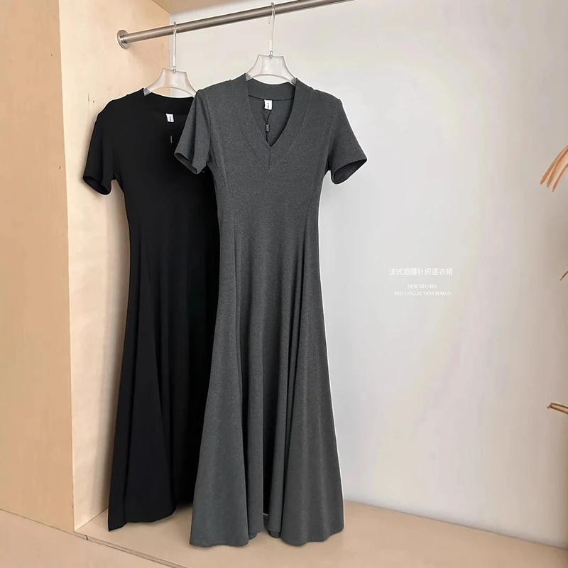法式V领高雅气质裙女2025春季新款宽松显瘦遮肚子30-40岁遮肚子裙