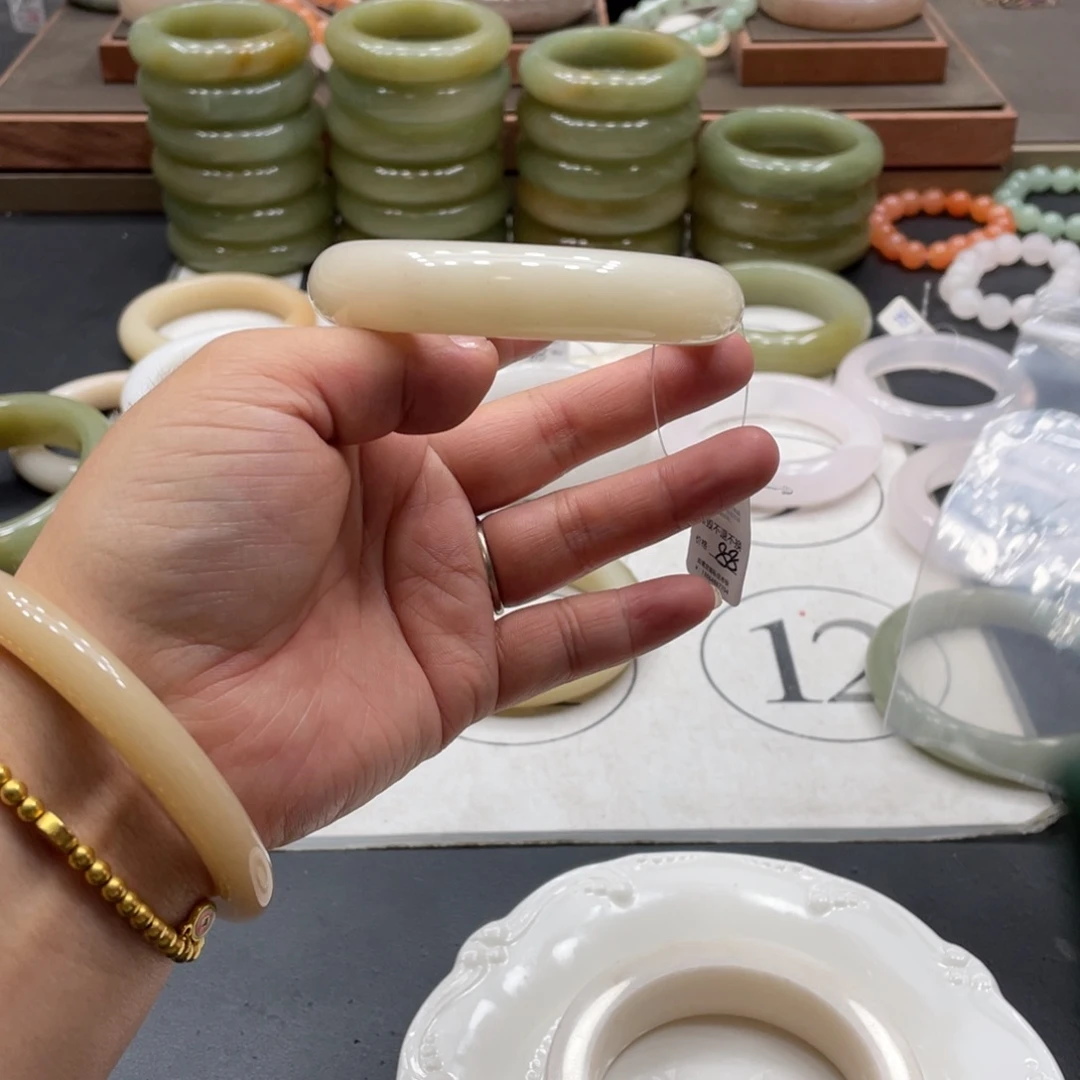佛***。石英质玉手镯未镶嵌