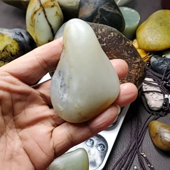 和田玉未镶嵌把件