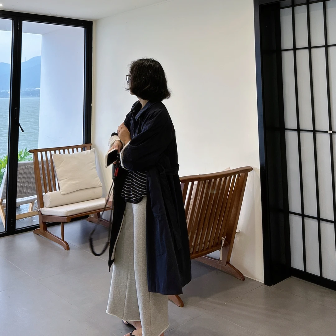 【王小姐】简约翻领 “木调”中长款风衣外套女