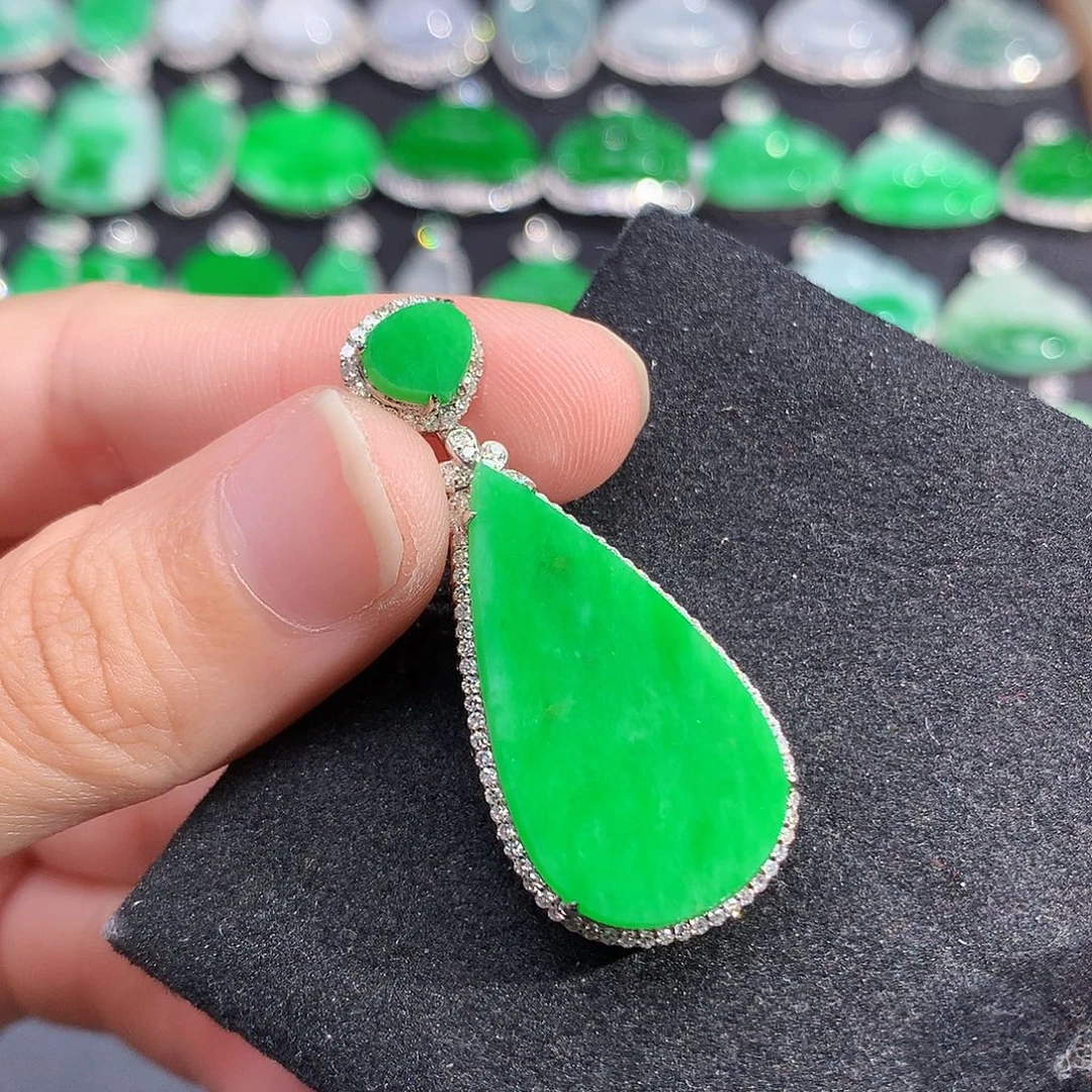 颈饰18K金镶嵌翡翠