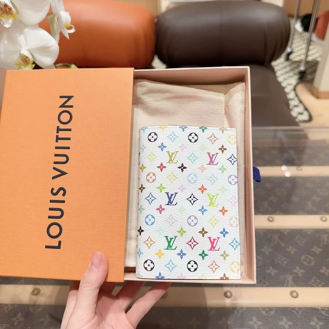 全新未使用 LouisVuitton/路易威登 白三彩对折护照夹 芯片款