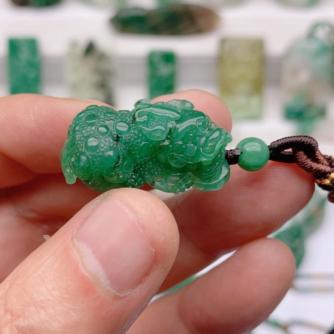 独山玉颈饰未镶嵌山**里