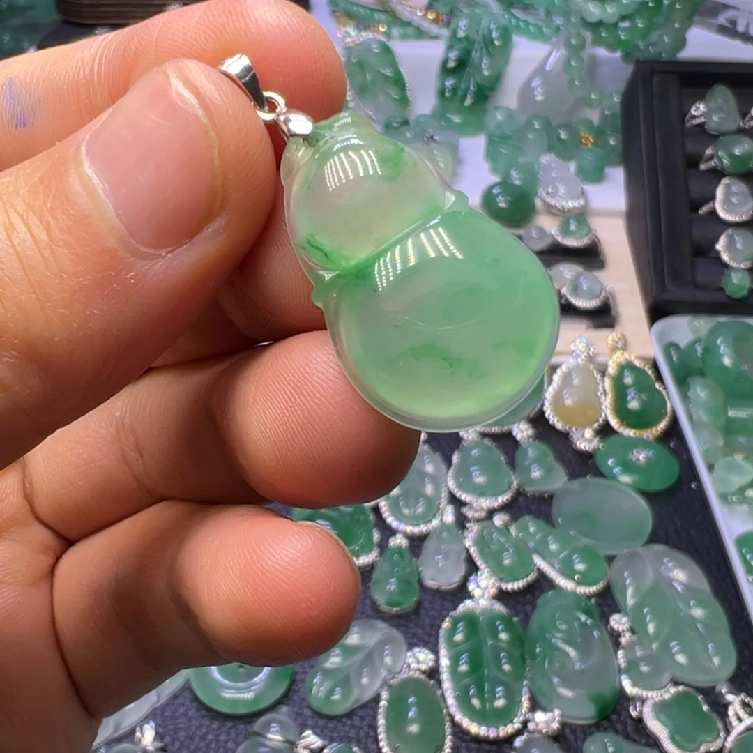 石英质玉（非洲翠）未镶嵌颈饰