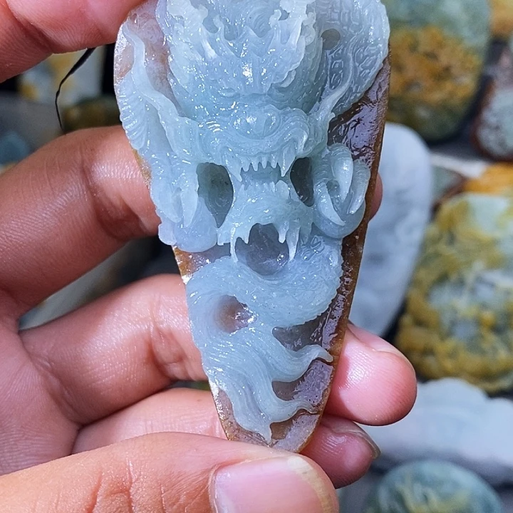 1***8定制翡翠未镶嵌龙牌 精抛光3天。