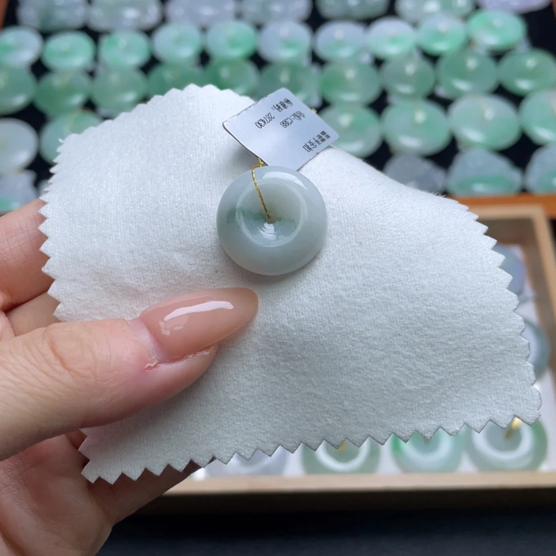 翡翠未镶嵌颈饰平安扣