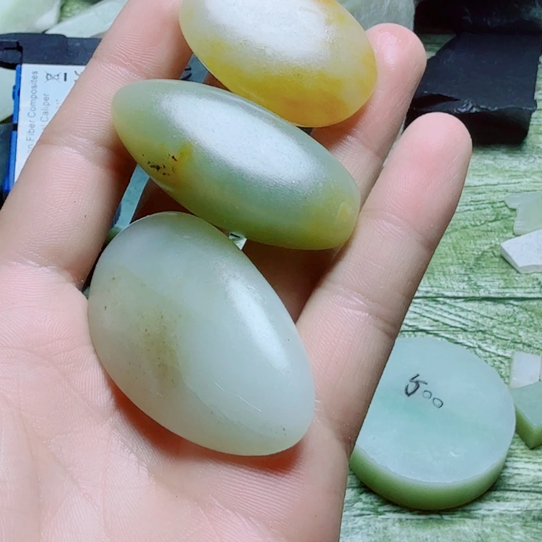 探***力未镶嵌和田玉（糖玉）挂件
