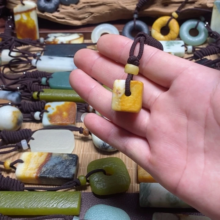 蛇纹石玉挂件未镶嵌