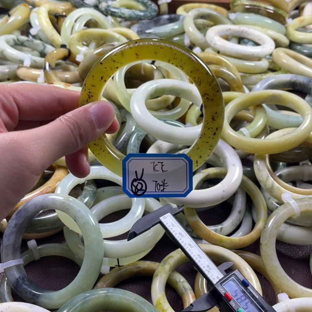 飞***飞蛇纹石玉未镶嵌手镯