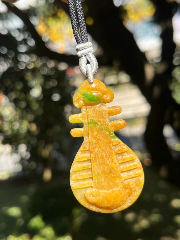 翡翠Ａ货【黄加绿琵琶 】尺寸：55-30-8.6