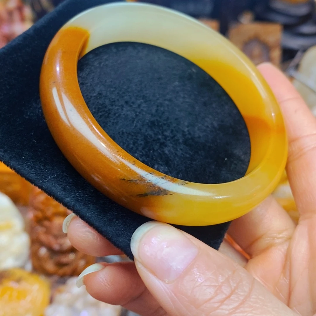 未镶嵌石英质玉（黄龙玉）颈饰