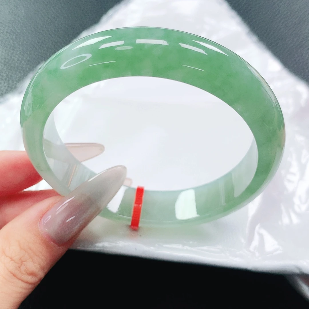 翡翠手镯未镶嵌55圈