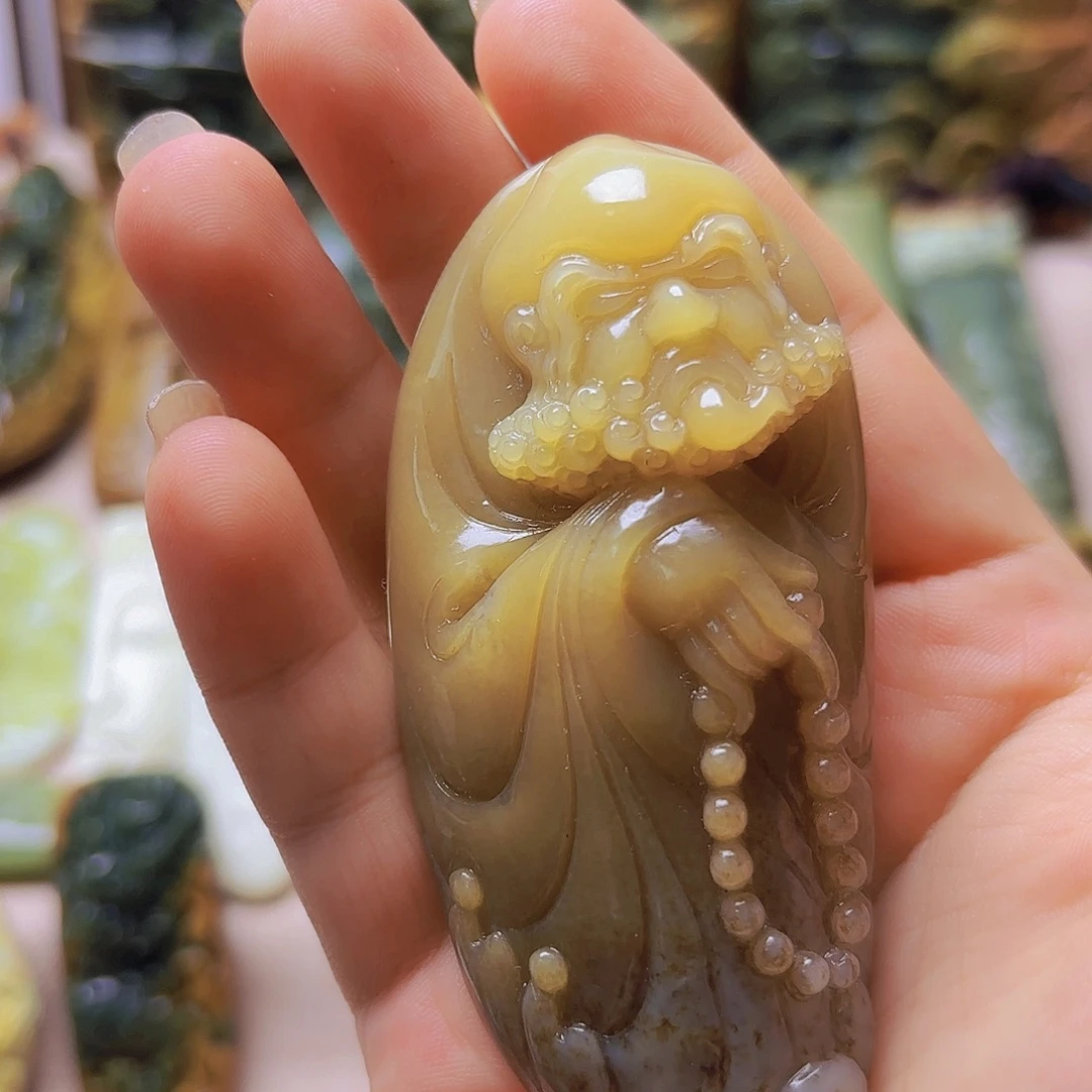 侠***丈未镶嵌岫岩老玉（透闪石质玉）挂件
