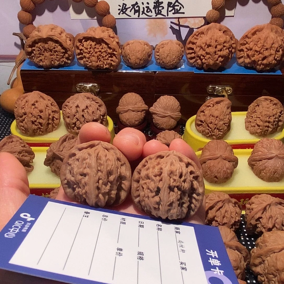 O***e文玩核桃把件文玩核桃白狮子全品