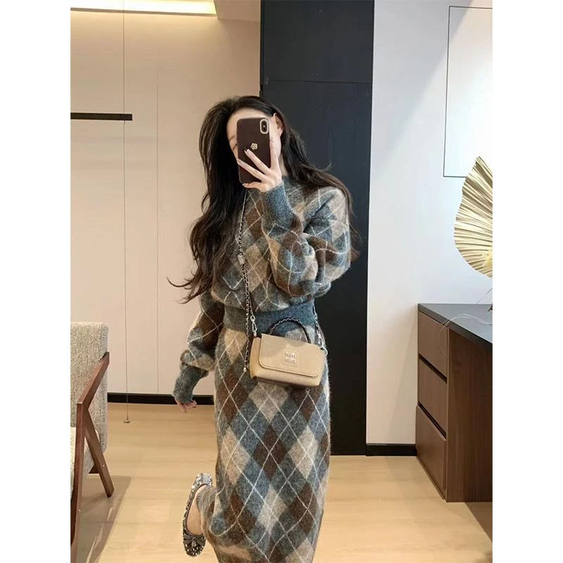 .欧货高端菱格针织套装裙女2025新款慵懒风格子毛衣半身裙两件套.