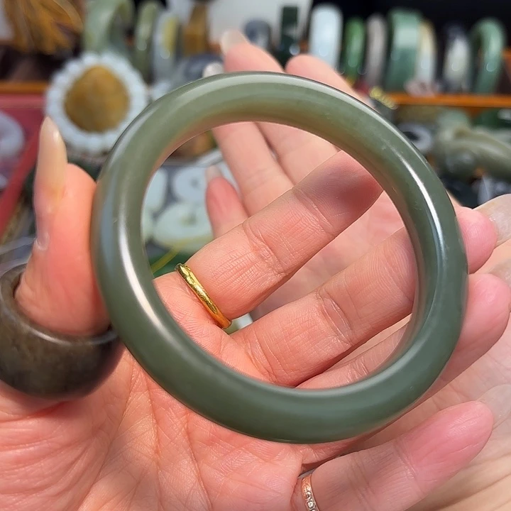 和田玉未镶嵌手镯